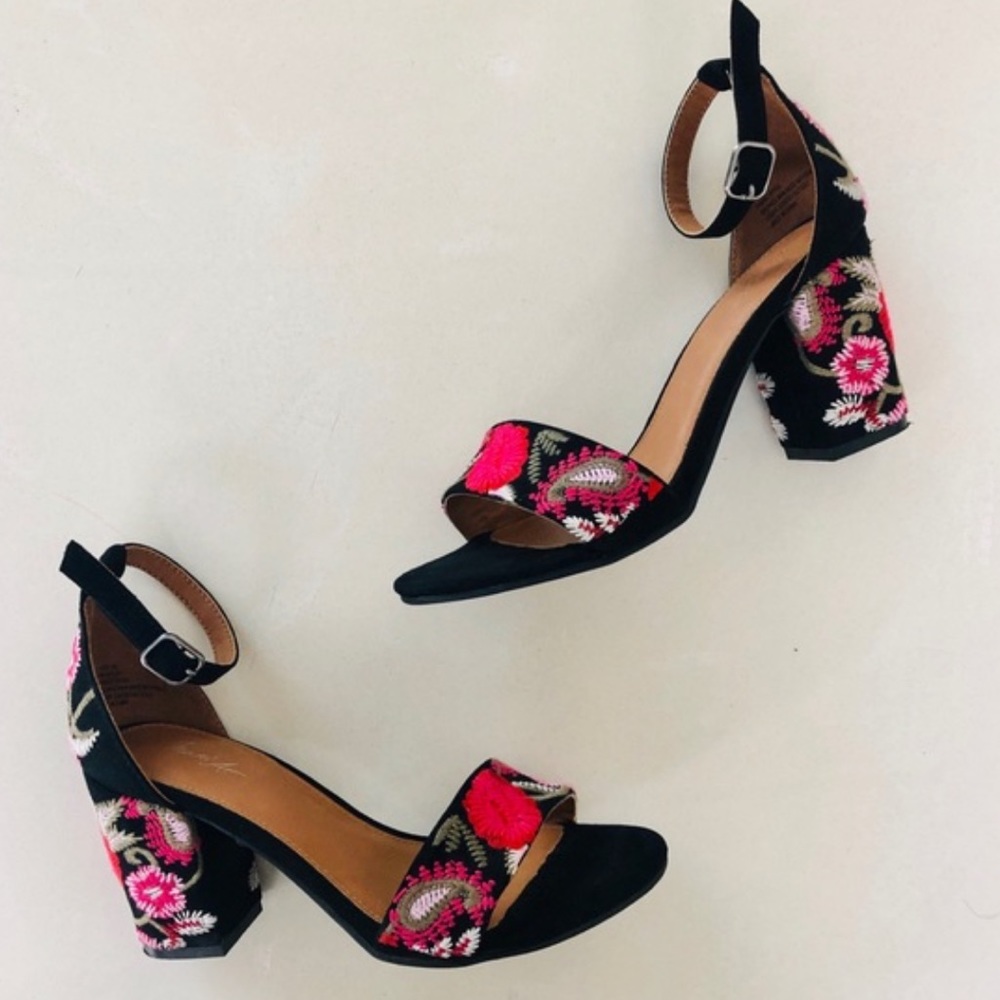 Mari A. Black Fabric Floral Embroidered “Maddy” Chunk Heel Strap Sandal 7